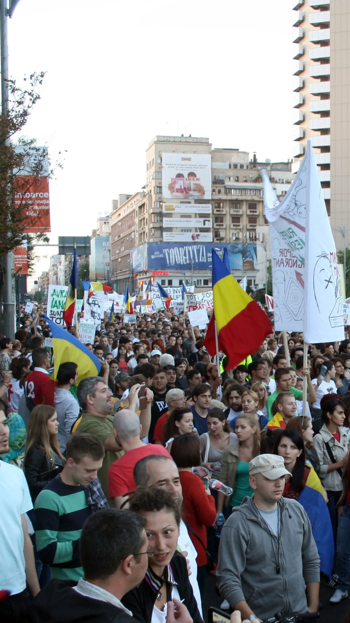 2013 Roșia Montană protests, crowd at Piața Universității, Bucharest