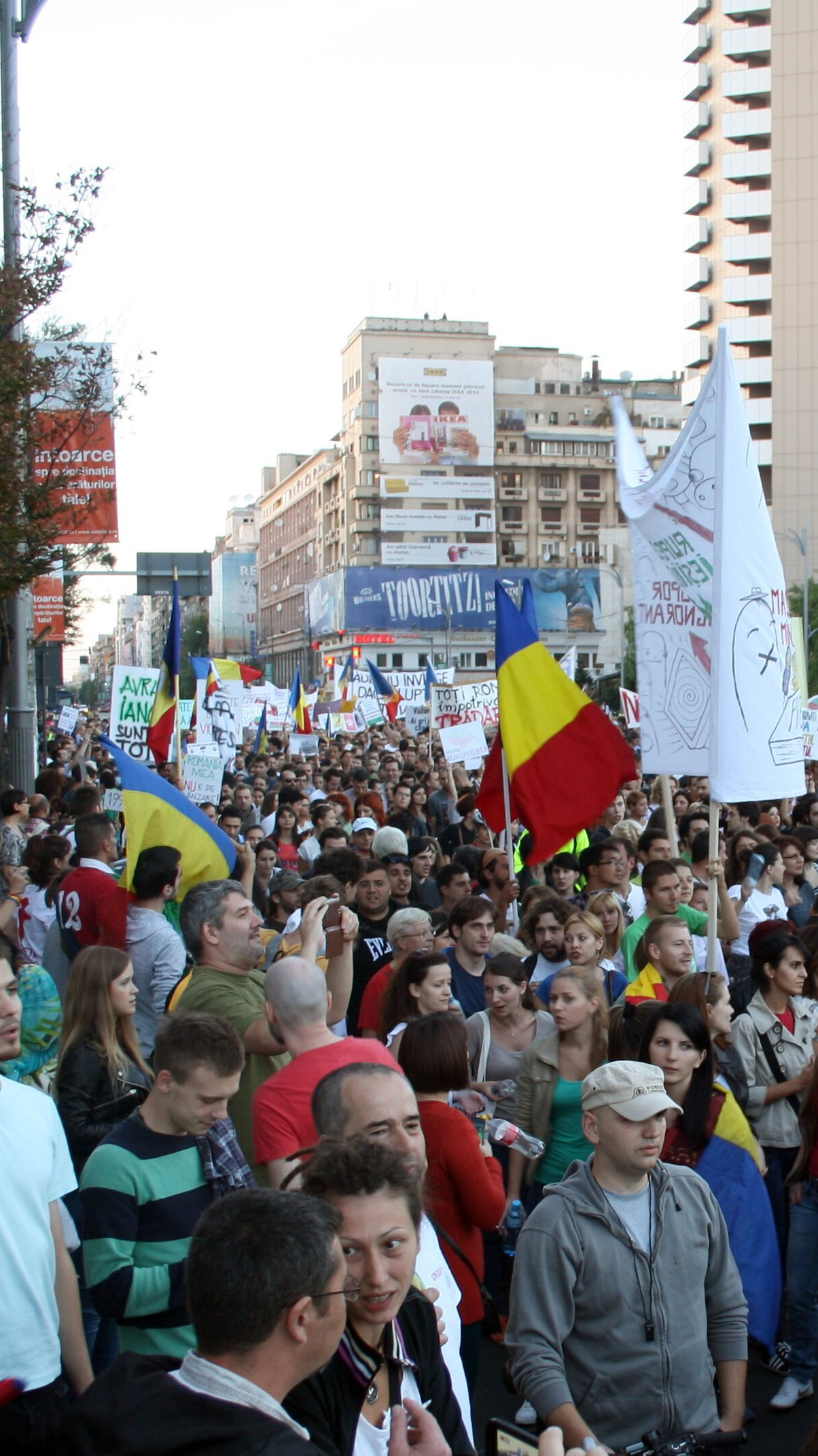 2013 Roșia Montană protests, crowd at Piața Universității, Bucharest